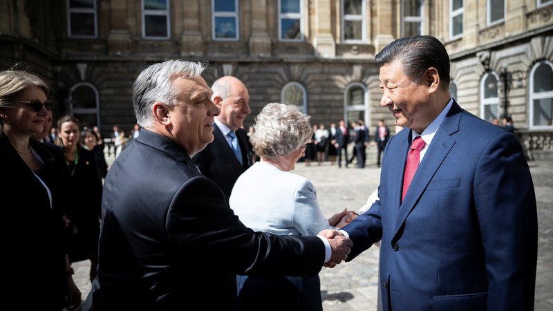 Fotografija: Kitajski predsednik Xi Jinping je evropsko turnejo končal z obiskom madžarskega premiera Viktorja Orbá​na. FOTO: Vivien Cher Benko/Reuters