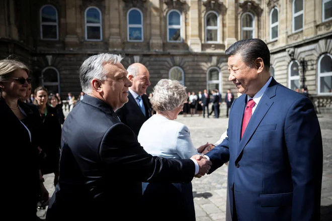 Kitajski predsednik Xi Jinping je evropsko turnejo končal z obiskom madžarskega premiera Viktorja Orbána. FOTO: Vivien Cher Benko/Reuters