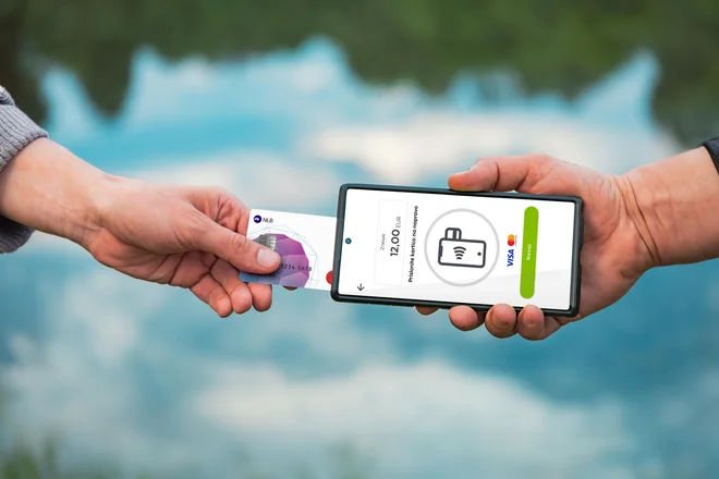 Aplikacija NLB Smart POS vašo pametno napravo spremeni v POS terminal. FOTO: NLB