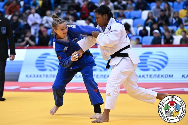 Kaja Kajzer se je poškodovala med dvobojem s Francozinjo Sarah Leonie Cysique. FOTO: Tamara Kulumbegashvili/IJF