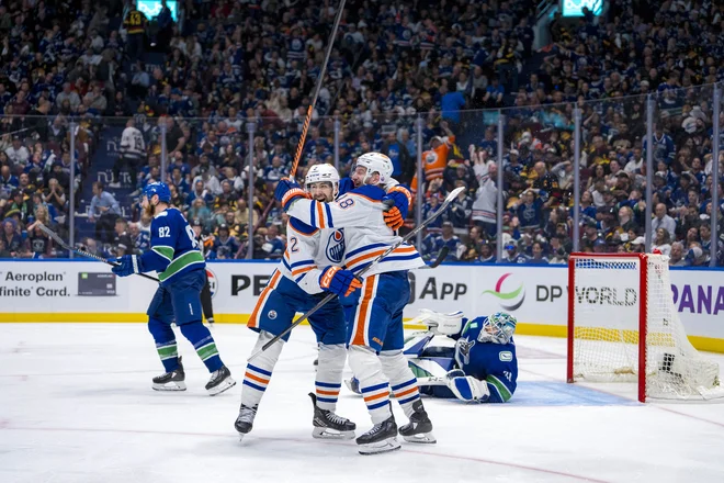 Evan Bouchard (drugi z leve) se je takole z Zachom Hymanom veselil zlatega gola za Edmoton Oilers. FOTO: Bob Frid/Usa Today Sports