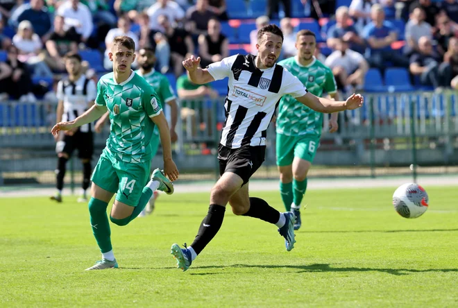 Najboljši strelec Rogaške Patrik Mijić (desno) je omilil visok poraz proti Aluminiju. FOTO: Blaž Samec/Delo