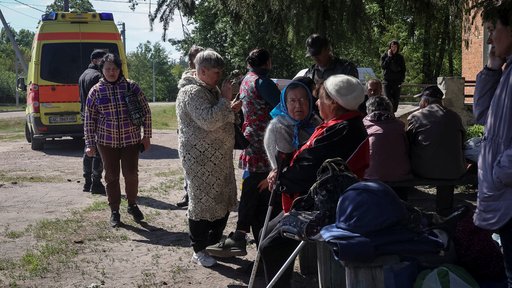 Prebivalci mesta Vovčansk in okoliških vasi čakajo na avtobuse za evakuacijo v Harkov. FOTO: Vyacheslav Madiyevskyy/Reuters