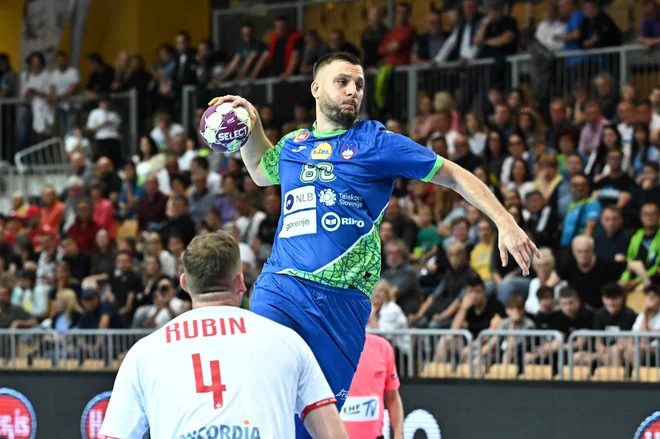 Slovenask rokometna reprezentanca bo v Švici poskušala pripraviti ptresenečnje tudi brez svpojega najboljšega strelca z januarskega eura Aleksa Vlaha. FOTO: Črt Piksi/Delo