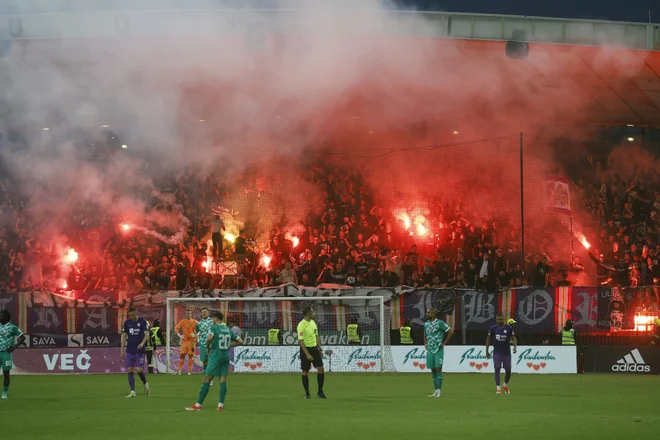 V Ljudskem vrtu je 10.450 navijačev poneslo Mariborčane do velike zmage in drugega mesta. FOTO: Jože Suhadolnik/Delo