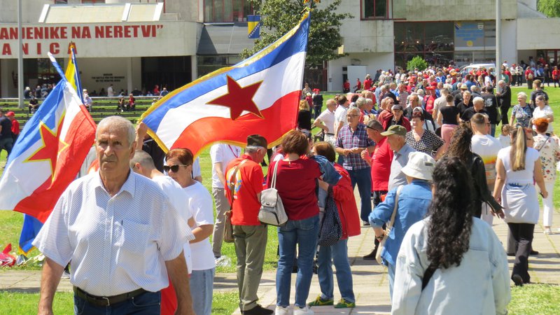 Fotografija: Na spominski slovesnosti v Jablanici so plapolale zastave nekdanje države. Bojan Rajšek/Delo