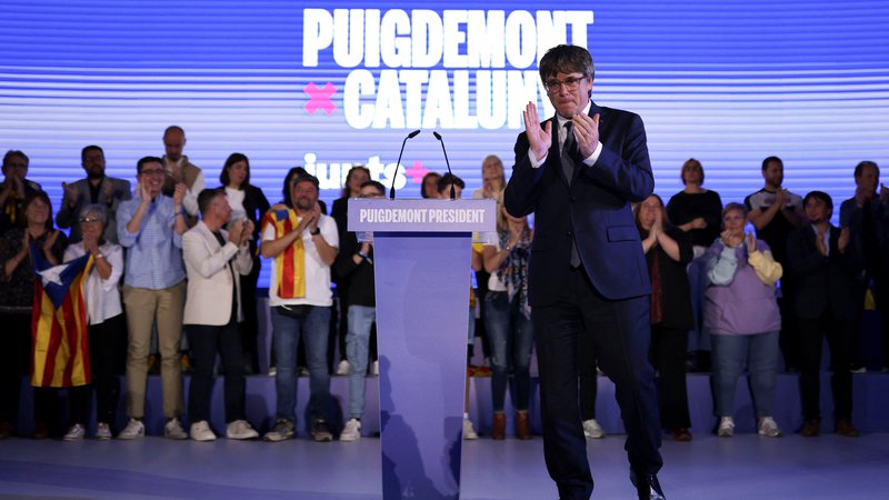 Fotografija: Predvolilno kampanjo je sicer zaznamovala zlasti možnost vrnitve Carlesa Puigdemonta, ki je leta 2017 vodil neuspešen poskus odcepitve od Španije, nato pa pred pregonom španskih oblasti pobegnil v izgnanstvo v Belgijo. FOTO: Nacho Doce/Reuters