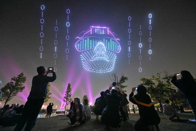 1000 dronov oblikuje vzorce na nočnem nebu med svetlobno predstavo dronov v okviru sejma Korea Drone Expo 2024 v Inčonu Foto Jung Yeon-je Afp