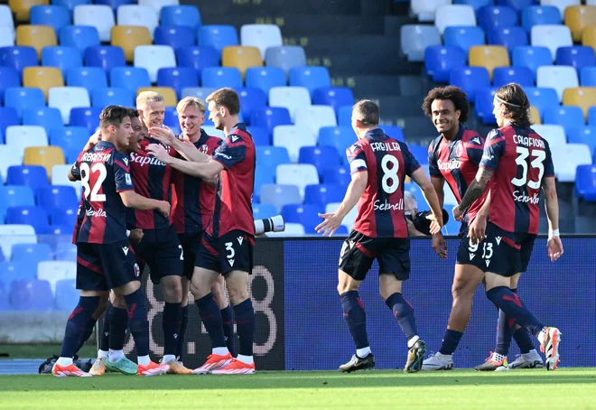 Bologna je tudi na stadionu Diego Maradona v Neaplju opravila velik izpit za preboj v ligo prvakov. FOTO: Alberto Lingria/Reuters