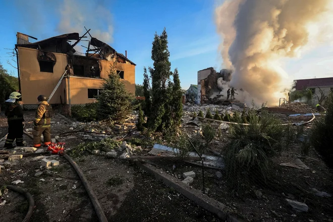 Rusija je kopensko ofenzivo v regiji Harkov na severovzhodu Ukrajine začela v noči na petek, ukrajinska stran jo poskuša ustaviti. FOTO: Vyacheslav Madiyevskyy/Reuters