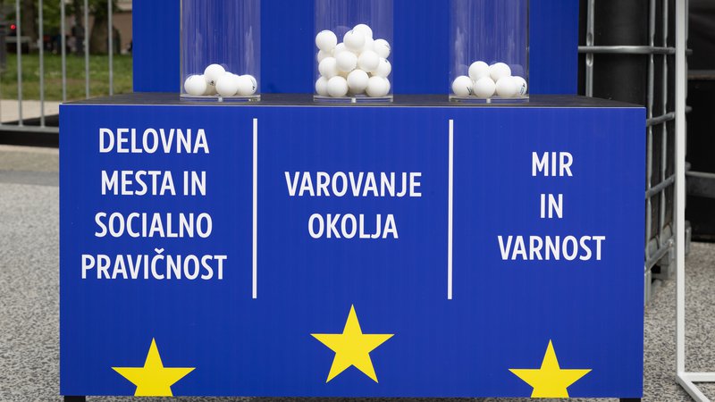 Fotografija: Poleg petih parlamentarnih strank se bodo za poslanske mandate v evropskem parlamentu potegovali kandidati na še šestih listah. FOTO: Voranc Vogel