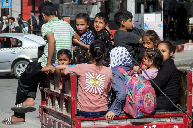 Izraelska vojska je v soboto pozvala palestinsko prebivalstvo, naj se umakne še z dodatnih območij v Rafi. Po njenih navedbah je območje zapustilo 300.000 Palestincev. FOTO: Mahmoud Issa/Reuters