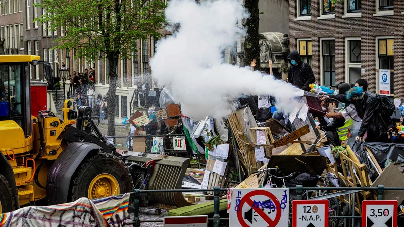 V Amsterdamu so študentske barikade odstranili z buldožerji. FOTO: Ramon Van Flymen/AFP
