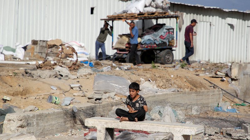 Fotografija: Palestinci se morajo spet umikati. FOTO: Hatem Khaled/Reuters