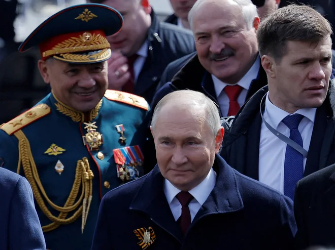 Sergej Šojgu je bil tesno ob Vladimirju Putinu še na paradi ob dnevu zmage. FOTO: Maxim Shemetov/Reuters