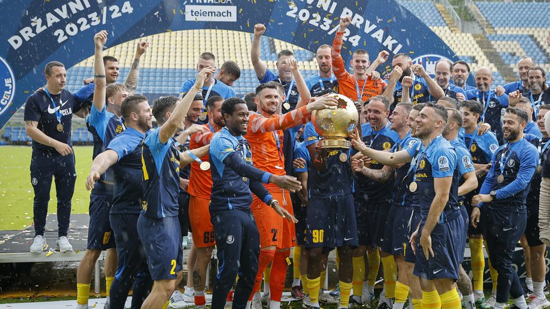 Fotografija: Celjski nogometaši so z zmago proslavili naslov državnih prvakov. FOTO: Jože Suhadolnik/Delo