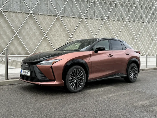 Lexus RZ 450e v dolžino meri 4,9 metra. FOTO: Aljaž Vrabec