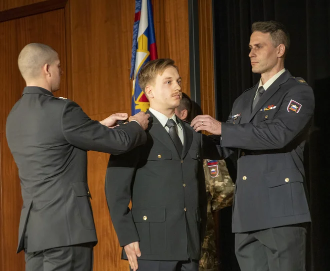 Nadporočnik Zoran Kovačić (desno) med podeljevanjem činov novim častnikom. FOTO: arhiv SV