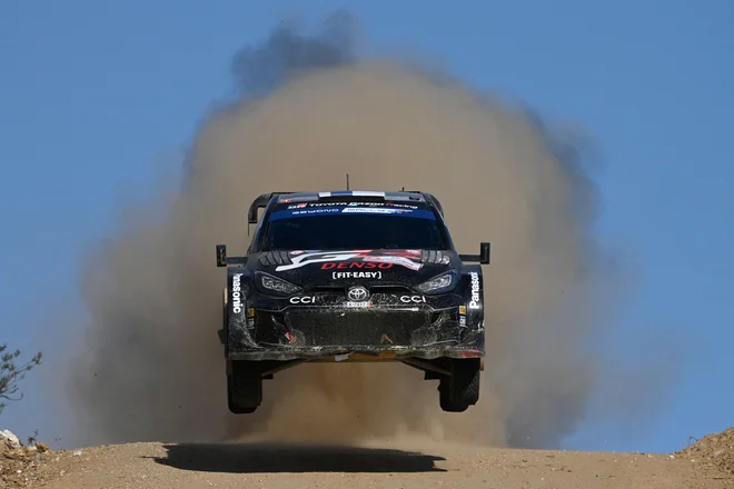Francoz Sebastien Ogier (Toyota) je zmagovalec relija za svetovno prvenstvo na Portugalskem. Drugo mesto je osvojil Estonec Ott Tänak (Hyundai), tretji je bil vodilni v seštevku sezone Belgijec Thierry Neuville (Hyundai). Ogier je vodstvo na dirki v okolici Porta prevzel v soboto po odstopu moštvenega sotekmovalca, svetovnega prvaka Finca Kalleja Rovanperäja. Foto: Miguel Riopa/Afp