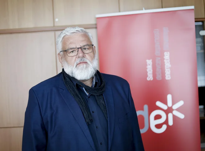 Ko zmanjka interneta, je za otroke konec sveta, ne vedo niti tega, kakšno je vreme zunaj. FOTO: Jože Suhadolnik/Delo