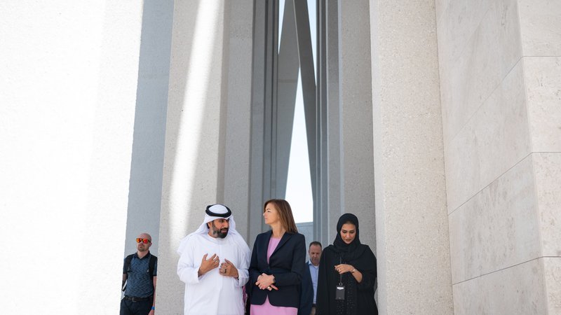 Fotografija: Ministrica si je v okviru obiska v Združenih arabskih emiratih ogledala medverski objekt - Abrahamovo družinsko hišo. Ta je simbol sožitja in sodelovanja treh religij. FOTO: Tanja Fajon prek omrežja X 