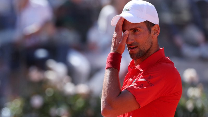 Fotografija: Novak Đoković navijače spravlja v skrb, Roland Garros se bliža, forma Srba pa ni prava. FOTO: Claudia Greco/Reuters