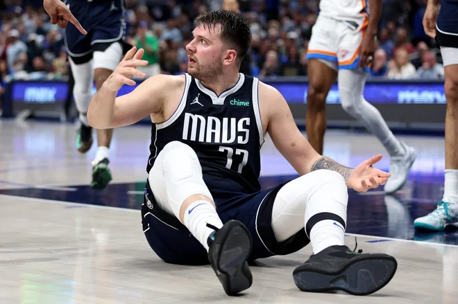 Dončić je znova nekajkrat grdo priletel na parket, trda obramba ga je spravljala ob živce. FOTO: Tim Heitman/AFP