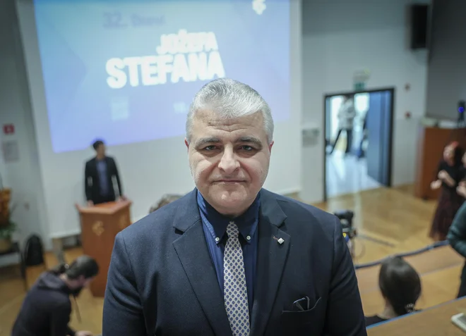 Nektarios Tavernarakis med drugim raziskuje molekularne mehanizme nekrotične celične smrti in nevrodegeneracije, medsebojni vpliv celičnega metabolizma in staranja ter razvoj novih genetskih orodij za biomedicinske raziskave. FOTO: Jože Suhadolnik

 