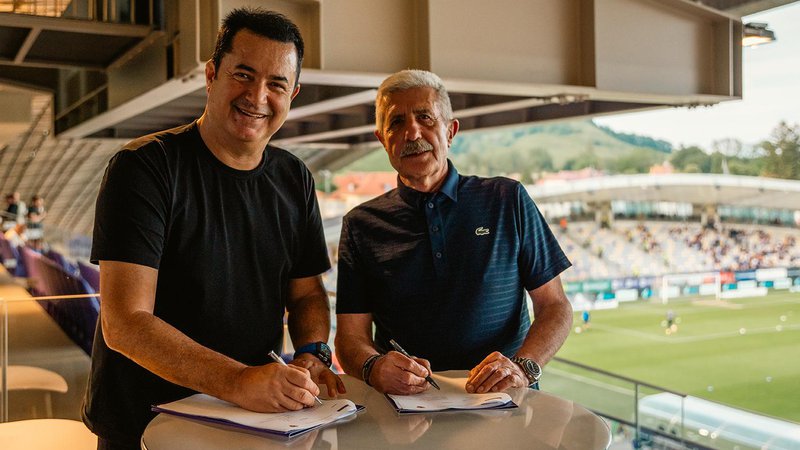Fotografija: Acun Ilicali in predsednik NK Maribor Drago Cotar sta podpisala pismo o nameri, ki je prvi korak k vstopu Turka v Ljudski vrt. FOTO: NK Maribor