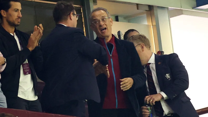 Vodstvo Aston Ville ne bi moglo imeti boljšega privrženca med hoolywoodskimi vplivneži kot je Tom Hanks (na sredini), ki si je na tekmi proti Liverpoolu dal navijaškega duška. FOTO: Carl Recine/Reuters