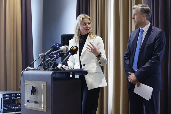 Župana Domžal Renata Kosec in Novega mesta Gregor Macedoni pričakujeta, da se ustavno sodišče celovito opredeli do položaja funkcionarjev v lokalni samoupravi. Foto: Leon Vidic/Delo