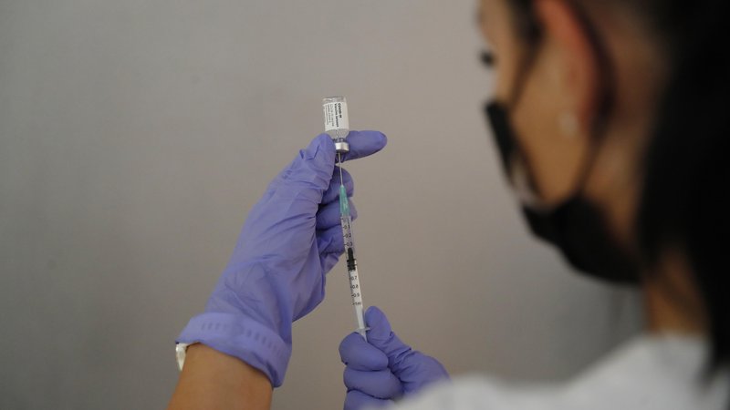 Fotografija: NIJZ kljub večletnim pobudam javnosti sploh ni začel izvajati primerjalnih analiz med cepljenimi in necepljenimi skupinami. FOTO: Leon Vidic/Delo