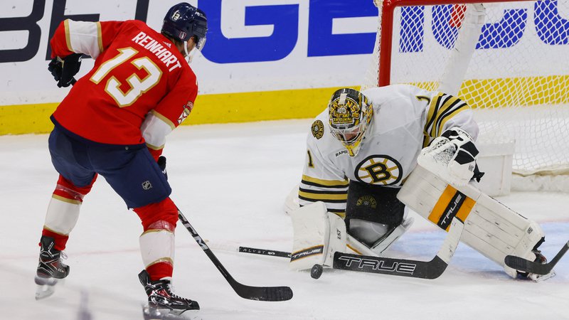 Fotografija: Ameriški vratar Jeremy Swayman je bil tokrat med junaki moštva Bostn Bruins. FOTO: Sam Navarro/Usa Today Sports