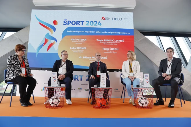 Na okrogli mizi o športni zavezanosti trajnosti, ki jo je moderirala dr. Milena Fornazarič, so sodelovali Aleš Petejan (Mastercard), Luka Steiner (Športna loterija), Tanja Subotić Levanič (Pivovarna Laško Union) in Tadej Čoroli (Zavarovalnica Triglav). FOTO: Leon Vidic/Delo
