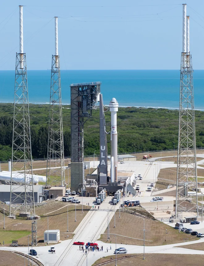 Raketa atlas V podjetja United Launch Alliance, na vrhu katere kraljuje Boeingov CST-100 starliner. FOTO: Joel Kowsky/Nasa

 