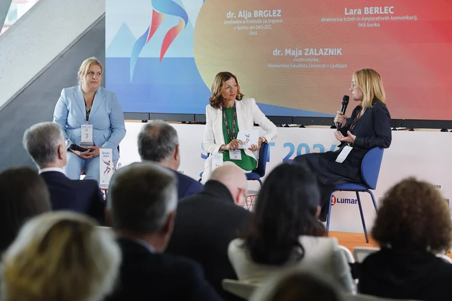 Delova konferenca Šport 2024, športna zavezanost trajnosti. Kaj prinaša trajnost v globalne športne dogodke. Od leve Lara Berlec, Maja Zalaznik in Alja Brglez. FOTO: Leon Vidic/Delo