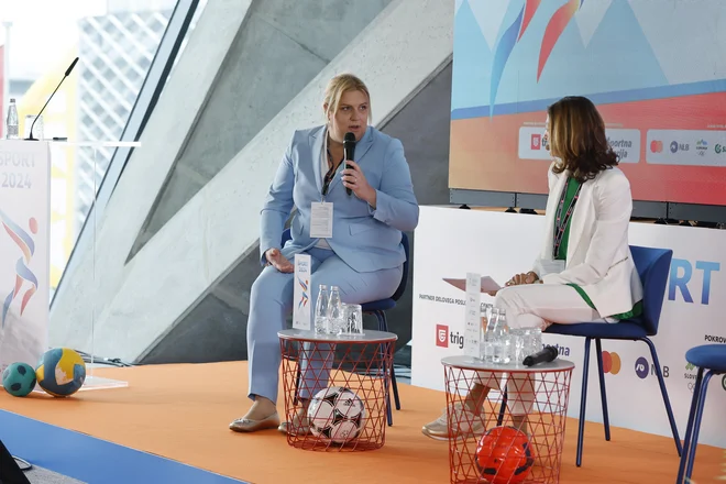 Delova konferenca Šport 2024, športna zavezanost trajnosti. Kaj prinaša trajnost v globalne športne dogodke. Od leve Lara Berlec in Maja Zalaznik. FOTO: Leon Vidic/Delo