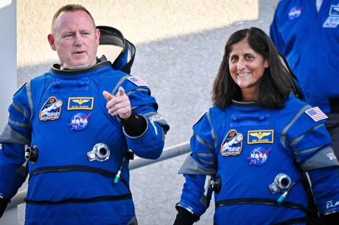 Barry Wilmore bo poveljnik plovila, Suni Williams pa pilotka. FOTO: Miguel J. Rodriguez Carrillo/AFP