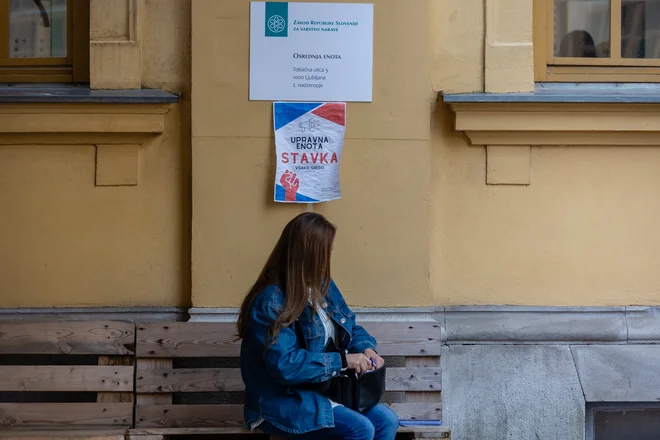 Nezadovoljni uradniki stavkajo že deseto sredo po vrsti. Tokrat bo večina stavkala vse dni, do izpolnitve zahtev.  Foto Črt Piksi