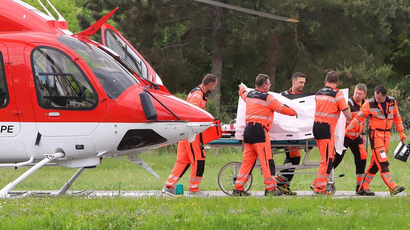 Fotografija: Premiera Fica so s helikopterjem prepeljali v bolnišnico v Bansko Bystrico. FOTO: Afp