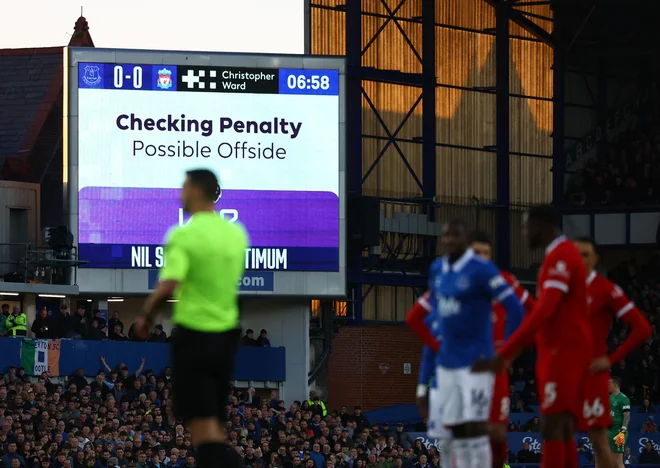 Klubi angleške premier league bodo 6. junija glasovali o morebitni ukinitvi videotehnologije VAR. FOTO: Lee Smith/Reuters