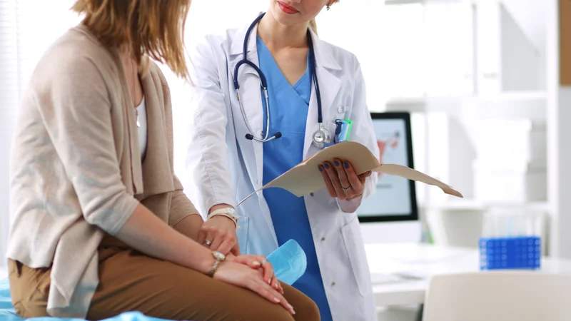 Z drugim zdravniškim mnenjem pacient lahko pridobi informacije o tem, ali je predlagani načrt zdravljenja, zlasti pri težkih diagnozah, res najboljši za njegovo bolezensko stanje. FOTO: S_Ll/Shutterstock