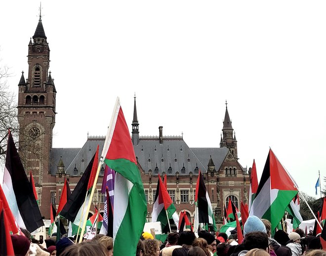 Palača miru v nizozemskem Haagu je prizorišče razsojanja, ali se v Gazi dogaja genocid. FOTO: Jakob Žerdin/Delo