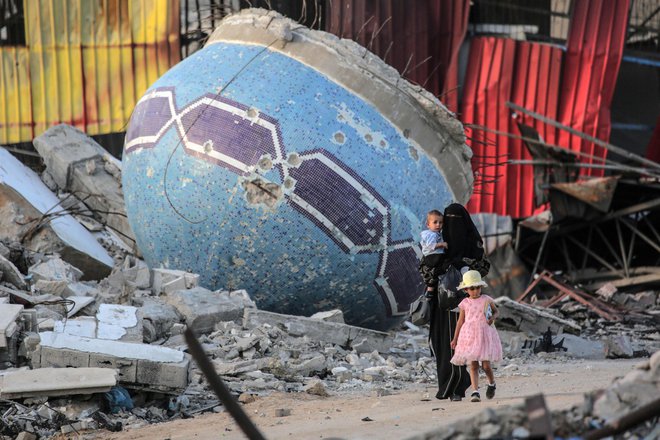 Razmere ostajajo napete tudi na zasedenem Zahodnem bregu, od koder poročajo o številnih izraelskih racijah palestinskih mest in vasi. FOTO: AFP