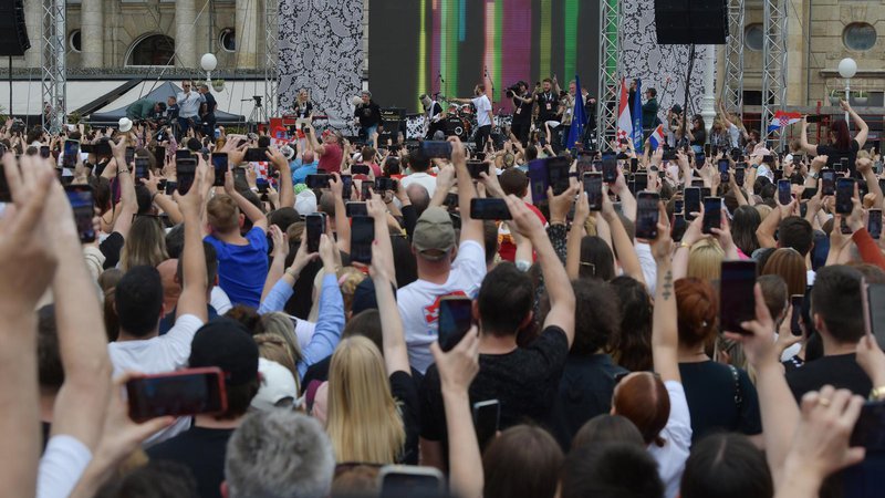 Fotografija: Glasbenika je v nedeljo na zagrebškem Trgu bana Jelačića pričakalo mnogo ljudi. FOTO: Družbena omrežja