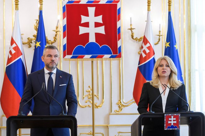 Slovaška predsednica Zuzana Čaputová in njen naslednik Peter Pellegrini med današnjo skupno izjavo FOTO: Jaroslav Novak/ Reuters