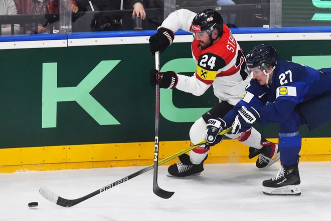 Finec Oliver Kapanen (desno) je dosegel že šesti gol na tem SP:  FOTO: Michal Cizek/AFP