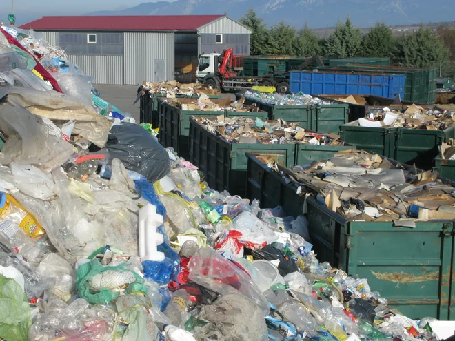 Podatki zbornice komunalnega gospodarstva za leto 2022 kažejo, da je bilo ločeno zbranih 78,9 odstotka PET plastenk. FOTO: Dragica Jaksetič