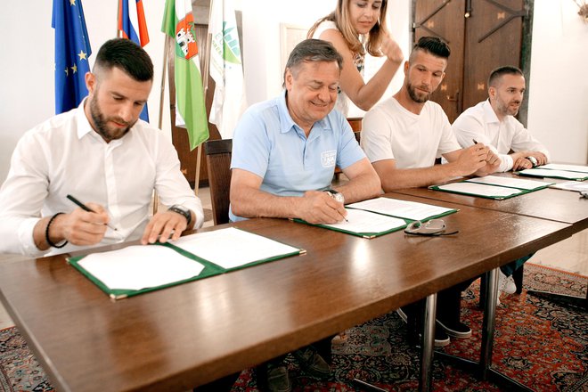 Poleti 2016 so Boštjan Cesar, župan MOL Zoran janković in Bojan Jokić podpisali pogodbo za izgradnjo športne dvorane, januarja 2018 pa je že bilo živahno v Bazi športa. Foto: Roman Šipić