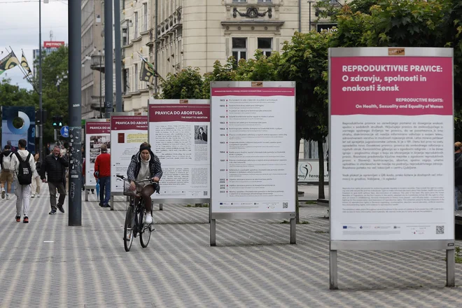 Sedanje pravice, ki jih imamo na področju reproduktivnega zdravja, imajo dolgo zgodovino, ki sega v čase socializma, mimoidoče opominja plakatna razstava v središču mesta. FOTO:  Leon Vidic